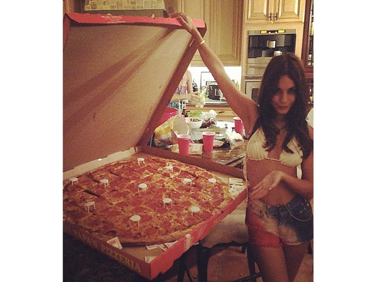 das lieblingsessen der stars vanessa hudgens liebt pizza