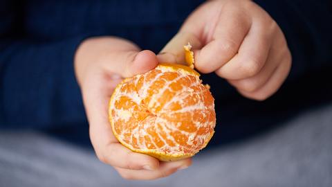 Das passiert mit deinem Körper, wenn du jeden Tag Mandarinen isst - Foto: mediaphotos/iStock