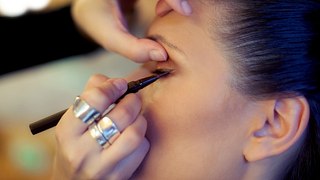 Make-up für ältere Frauen: Diese 3 frischen Beauty-Looks stehen brünetten Frauen über 40 besonders gut! - Foto: guruXOOX/iStock