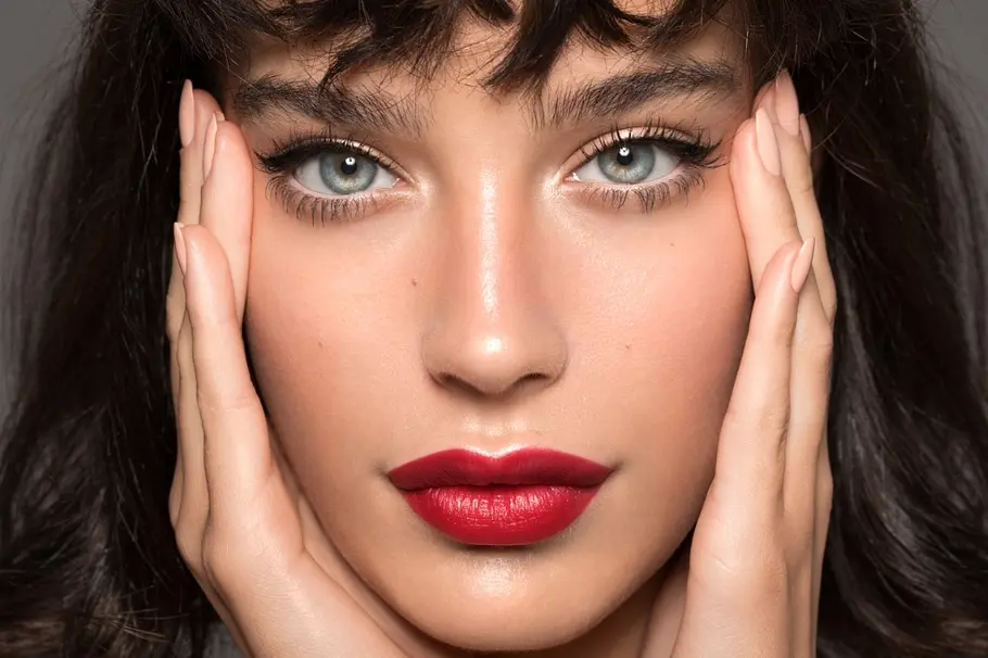 Make-up für ältere Frauen: Diese 3 frischen Beauty-Looks stehen brünetten Frauen über 40 besonders gut!