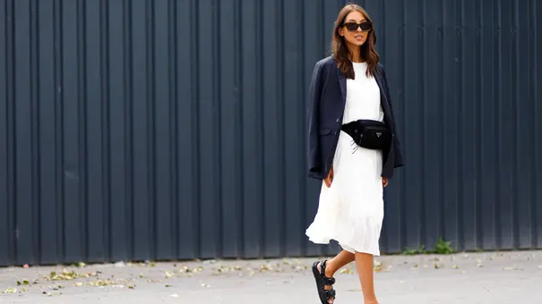 Frau in Frühlingskleid mit Sonnenbrille vor dunklem Hintergrund. - Foto: IMAGO / Runway Manhattan Frau in Frühlingskleid mit Sonnenbrille vor dunklem Hintergrund. - Foto: IMAGO / Runway Manhattan