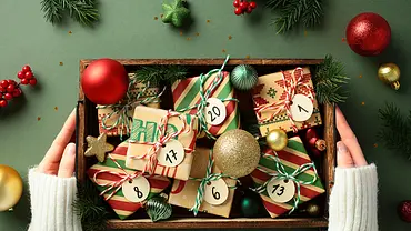 Hände halten einen Adventskalender in einer Box in der Hand - Foto: Credit: iStock/photoguns Hände halten einen Adventskalender in einer Box in der Hand - Foto: Credit: iStock/photoguns