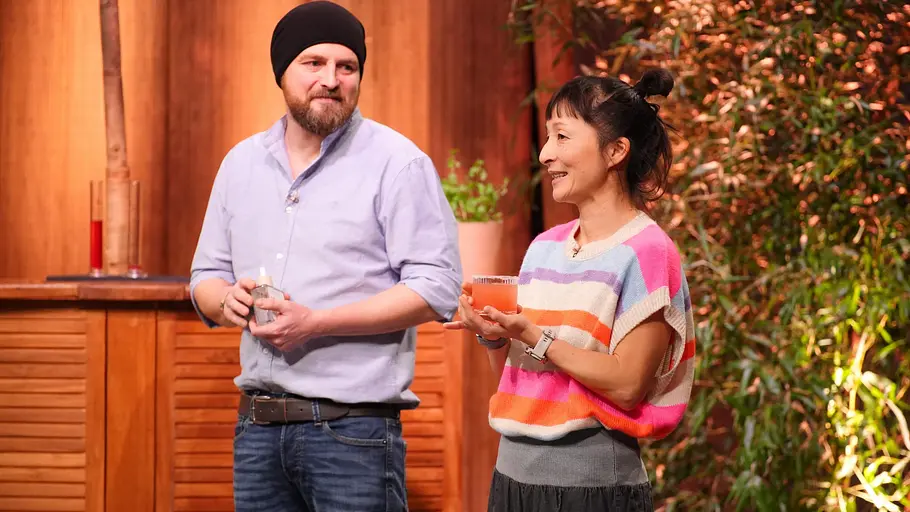 Das Team hinter den KOYI Micro Spirits konnte alle Löwen begeistern. Yuka Suzuki und Dr. Hauke Günther beim Pitch.