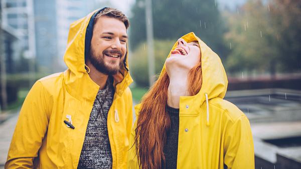 Date bei Regen: Diese Date-Ideen sorgen auch bei schlechtem Wetter für gute Laune - Foto: svetikd/iStock