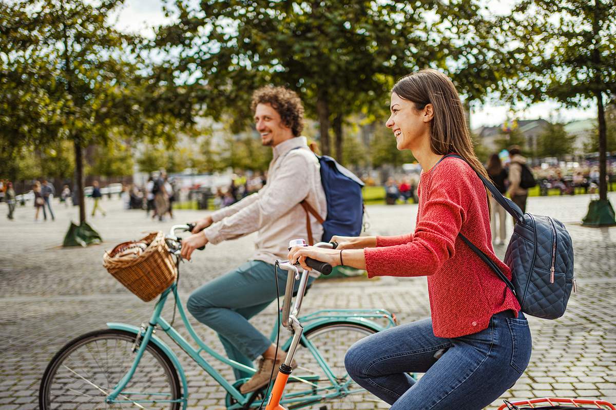 Zu zweit die schönsten Ecke deiner Stadt auf dem Fahrrad erkunden: Date-Ideen, die nichts kosten können sehr romantisch sein.