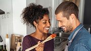 Für unsere Dating Ideen musst du das Haus nicht einmal verlassen. - Foto: iStock/Ridofranz