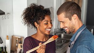 Für unsere Dating Ideen musst du das Haus nicht einmal verlassen. - Foto: iStock/Ridofranz