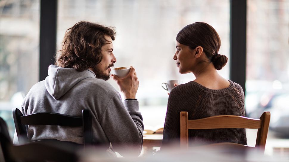 Date-Orte & ihre Bedeutungen: Wollen wir einen Kaffee trinken gehen? - Foto: skynesher/iStock