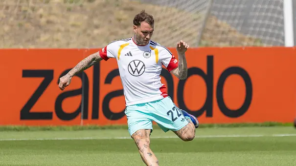 David Raum am Ball beim Training der Deutsche Fußball Nationalamannschaft am 01.06.2026. - Foto: IMAGO / Beautiful Sports