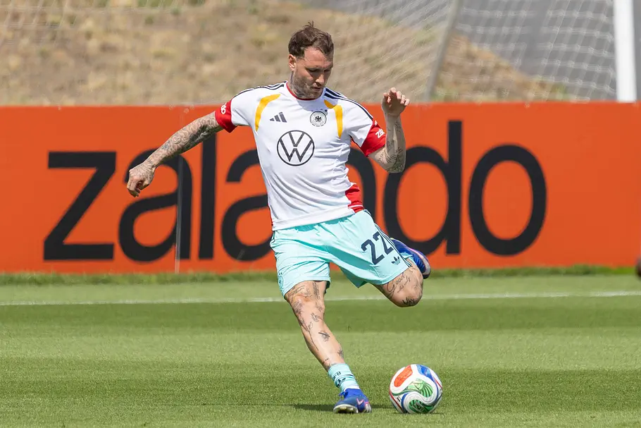 David Raum Tattoos erklärt – Das sagt er dazu! David Raum am Ball beim Training der Deutsche Fußball Nationalamannschaft am 01.06.2026.