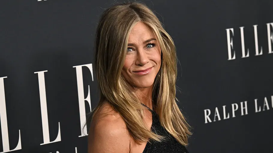 Jennifer Aniston Jennifer Aniston auf dem roten Teppich vor einer schwarzen Leinwand