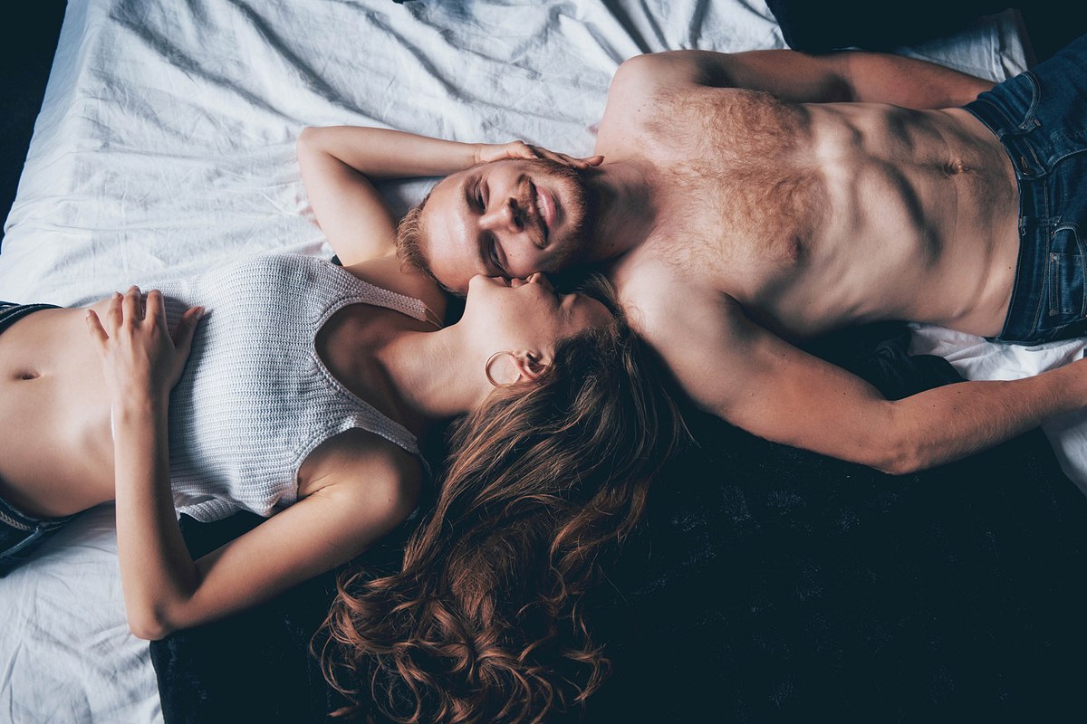 Glückliches Pärchen im Bett