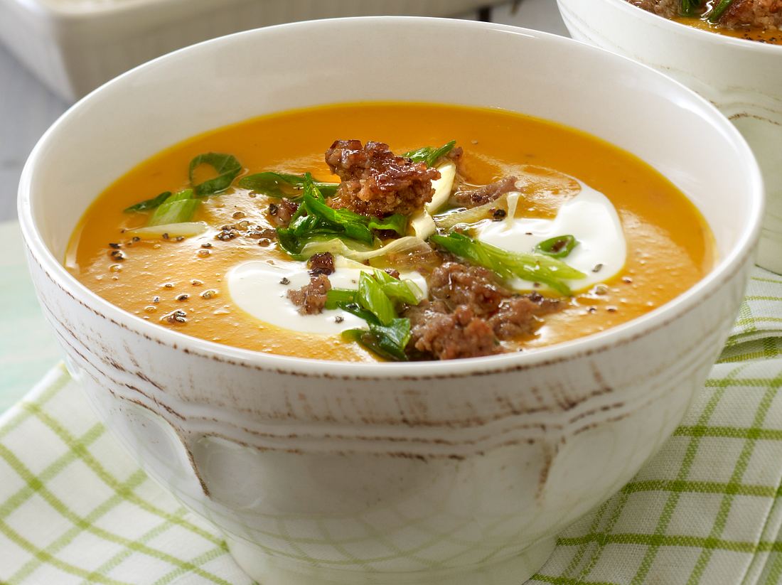 Deftige Kürbis-Karotten-Suppe mit Hack und Lauchzwiebeln Deftige Kürbis-Karotten-Suppe mit Hack und Lauchzwiebeln