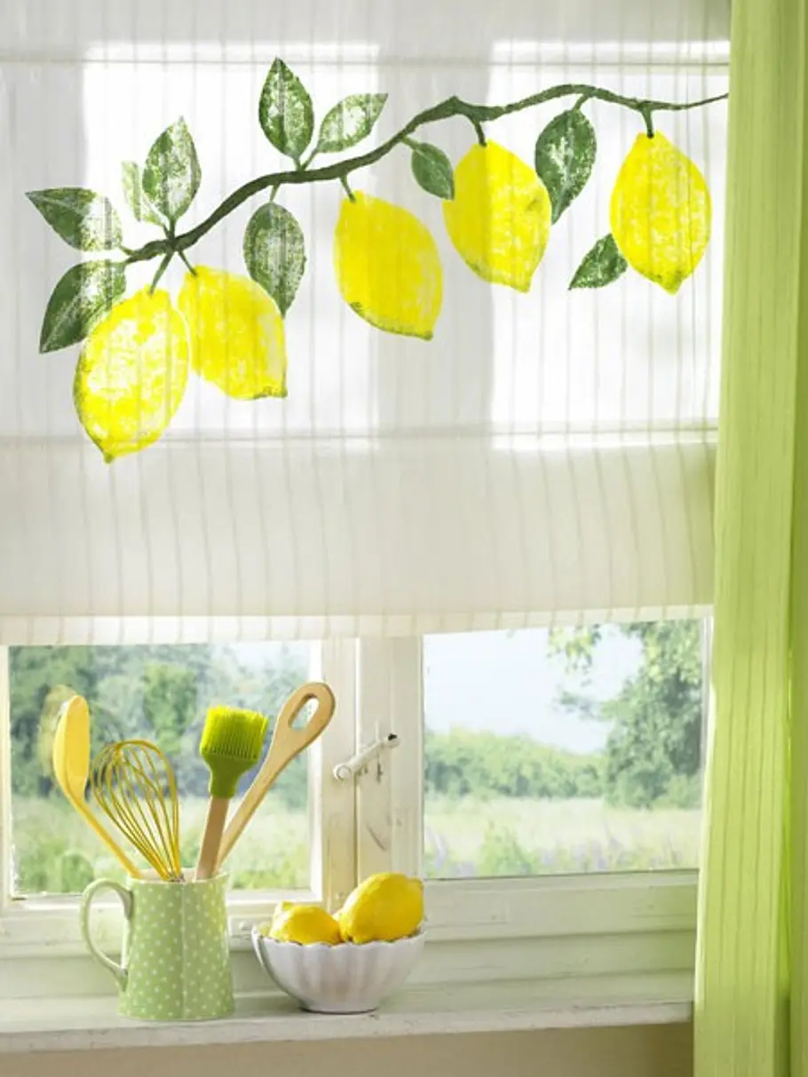 <p/><p><h2>DIY-Deko-Ideen mit Zitrone: Erfrischende Fensterdeko</h2></p><p>Gönnen Sie sich einen belebenden Ausblick nach draußen.</p><p><b>So funktionierts:</b></p><p>1. Umrisse des Zitronenzweigs mit Bleistift auf das Rollo zeichnen.2. Den Zweig, die B deko ideen zitrone