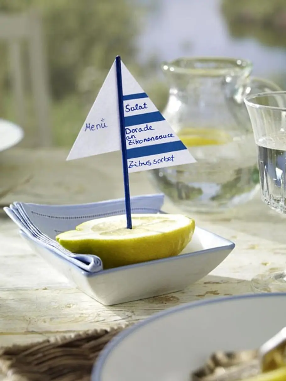 <p/><p><h2>DIY-Deko-Ideen mit Zitrone: À la carte</h2></p><p>Ein kleines Zitronenboot schippert über den Tisch und verrät Ihnen, was heute auf dem Speiseplan steht.</p><p><b>So gehts:</b></p><p>1. Schaschlikspieß etwas kürzen und blau anmalen. Trocknen l deko ideen zitrone