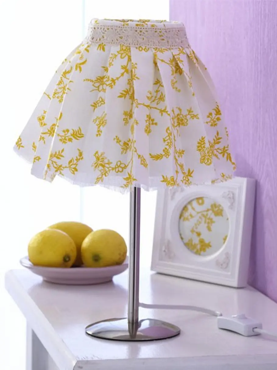 <p/><p><h2>DIY-Deko-Ideen mit Zitrone: Aus alt mach neu</h2></p><p>Aus alten <b> <a href=/artikel/3010606/ansicht.html>Stoffresten</a> </b> können Sie noch wahre Kunstwerke nähen - zum Beispiel einen neuen Lampenschirm.</p><p><b>So gehts:</b></p><p>1. deko ideen zitrone