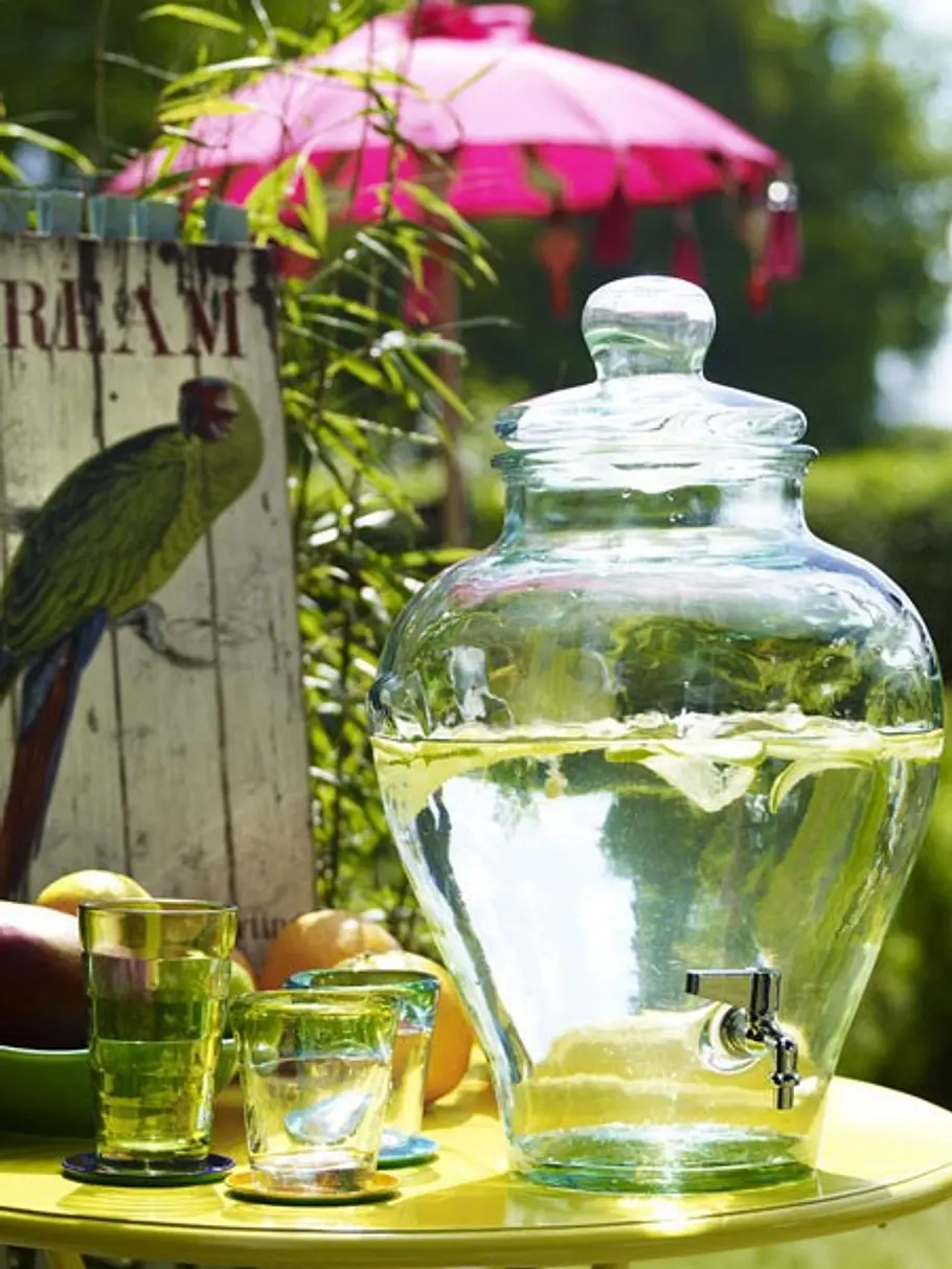 <p/><p><h2>DIY-Deko-Ideen mit Zitrone: Coole Spende</h2></p><p>Frisches Wasser ist unser Lebenselixier. Vor allem im Sommer genießen wir gerne die kühle Köstlichkeit mit einem Schuss Zitrone.</p><p><b>So gehts:</b></p><p>1. Den Wasserspender mit Mineralw deko ideen zitrone