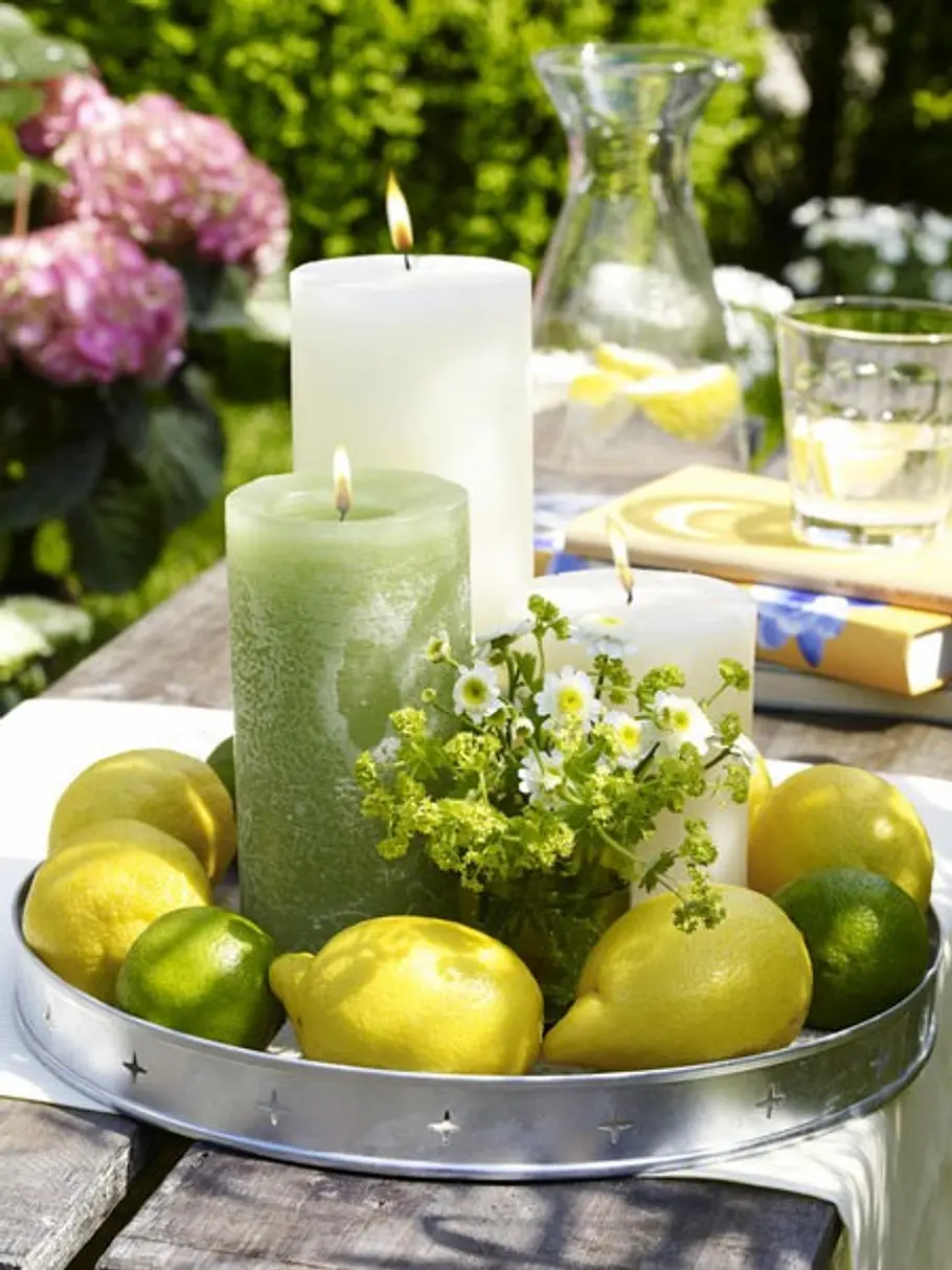 <p/><p><h2>DIY-Deko-Ideen mit Zitrone: Zitruskranz</h2></p><p>Ein Kranz aus Zitronen und Limetten ziert die schlichte Kerzendeko auf dem Tablett. Ein kleiner Mini-Strauß ist das i-Tüpfelchen. Da erleuchtet der Tisch auch noch in der lauen Abenddämmerung.< deko ideen zitrone