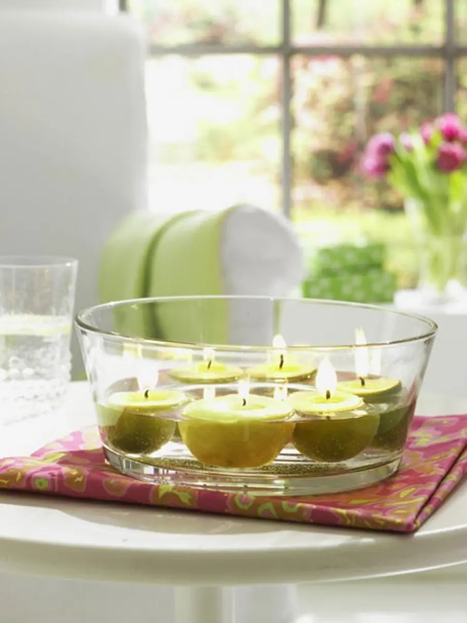 <p/><p><h2>DIY-Deko-Ideen mit Zitrone: Schwimmkerzen</h2></p><p>Hier wird entspannt ein Bad genommen, die Limetten dienen als exotische Kerzenhalter.</p><p><b>So funktionierts:</b></p><p>1. Das Wachs in einem alten Kochtopf bei kleiner Hitze einschmelzen deko ideen zitrone