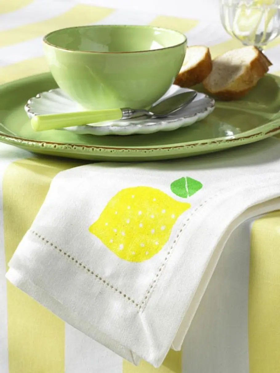 <p/><p><h2>DIY-Deko-Ideen mit Zitrone: Serviettenkunst</h2></p><p>Mit dem richtigen Motiv kommt Pepp auf die Serviette - damit können Sie sommerlich frisch auftrumpfen.</p><p><b>Und so gehts:</b></p><p>1. Mit Bleistift Zitrone und Blatt auf Papier zeichn deko ideen zitrone
