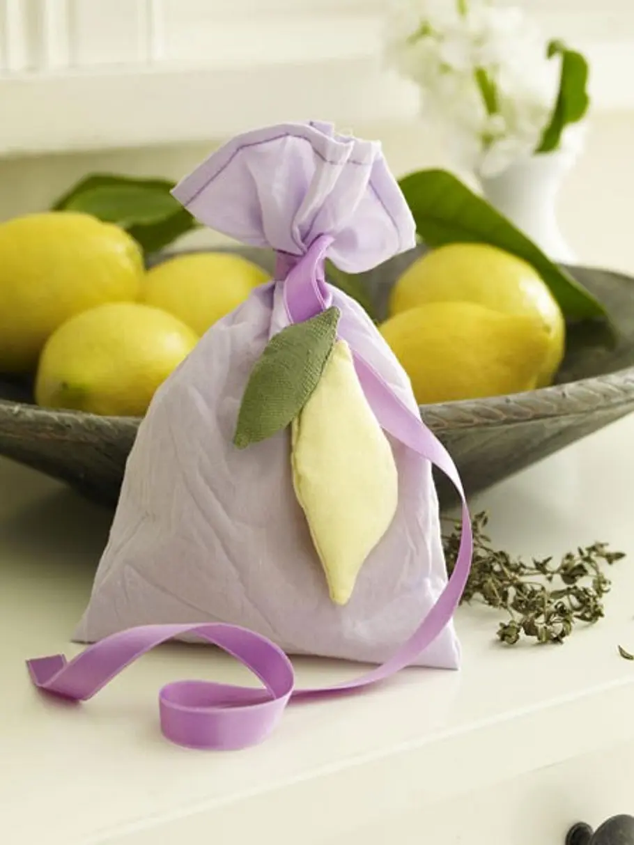 <p/><p><h2>DIY-Deko-Ideen mit Zitrone: Im Beutel</h2></p><p>Ein Stoffsäckchen gefüllt mit Zitronenthymian verströmt ein tolles Aroma.</p><p><b>Und so gehts:</b></p><p>1. Zunächst aus Stoff in Helllila ein Säckchen nähen und mit dem Thymian füllen.2. Dann deko ideen zitrone