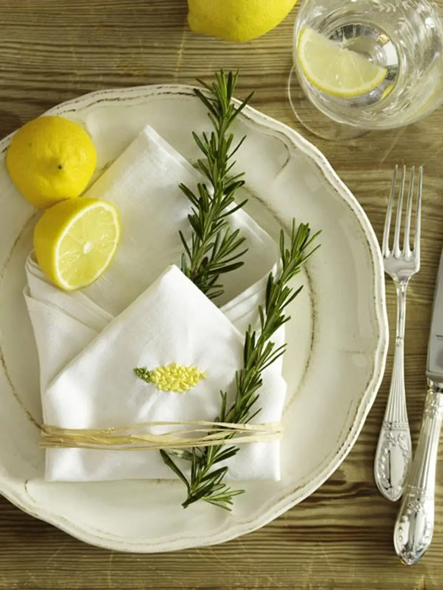 <p/><p><h2>DIY-Deko-Ideen mit Zitrone: Frisch aufgetischt</h2></p><p>Rosmarinzweige, Zitronenscheiben und selbst bestickte Servietten zieren eine perfekt gedeckte Tafel.</p><p><b>So gehts:</b></p><p>1. Serviette zu einem Briefumschlag falten.2. Auf die V deko ideen zitrone