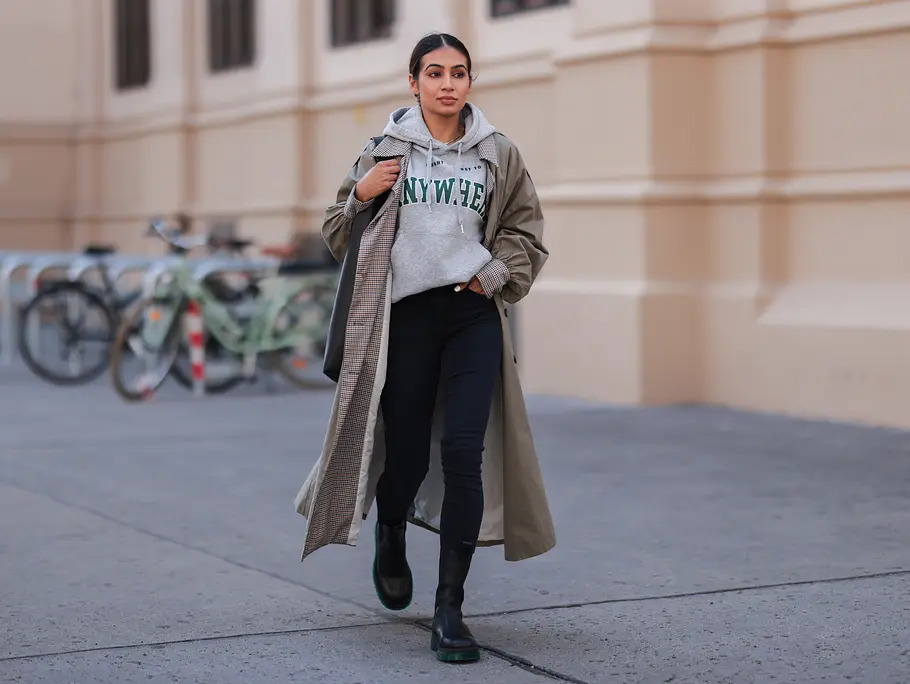 Denim in Schwarz: Outfit-Idee mit Trenchcoat Denim in Schwarz: Outfit-Idee mit Trenchcoat