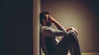 Ein depressiver Partner stellt die Beziehung auf eine harte Probe: Was ist der beste Umgang mit der Situation? - Foto: urbazon / iStock