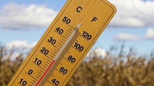 Thermometer zeigt 20 Grad - Foto: Marccophoto/iStock