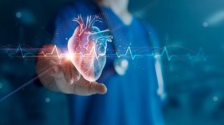 Der Kardiologe untersucht die Herzfunktionen des Patienten und die Blutgefäße an einer virtuellen Schnittstelle. Medizintechnik und Gesundheitstherapie zur Diagnose von Herzerkrankungen und Erkrankungen des Herz-Kreislauf-Systems. – Stockfoto - Foto: ipopba/iStock