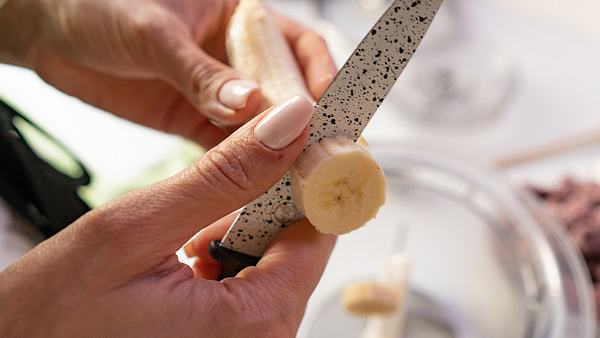 Schneiden von Banane in Mixer - Foto: Timbicus/iStock