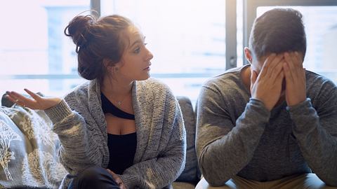 Wie ihr in eurer Beziehung streitet, verrät viel über eure Persönlichkeit. Wie Streit eurer Beziehung nichts mehr anhaben kann. - Foto: PeopleImages/iStock