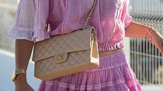 Wir verraten wie du beim Designer-Handtaschen shoppen Fälschungen erkennst und geben weitere wichtige Kauf-Tipps. - Foto: Getty Images