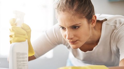 Braucht man Desinfektionsmittel im Haushalt wirklich? - Foto: PeopleImages / iStock