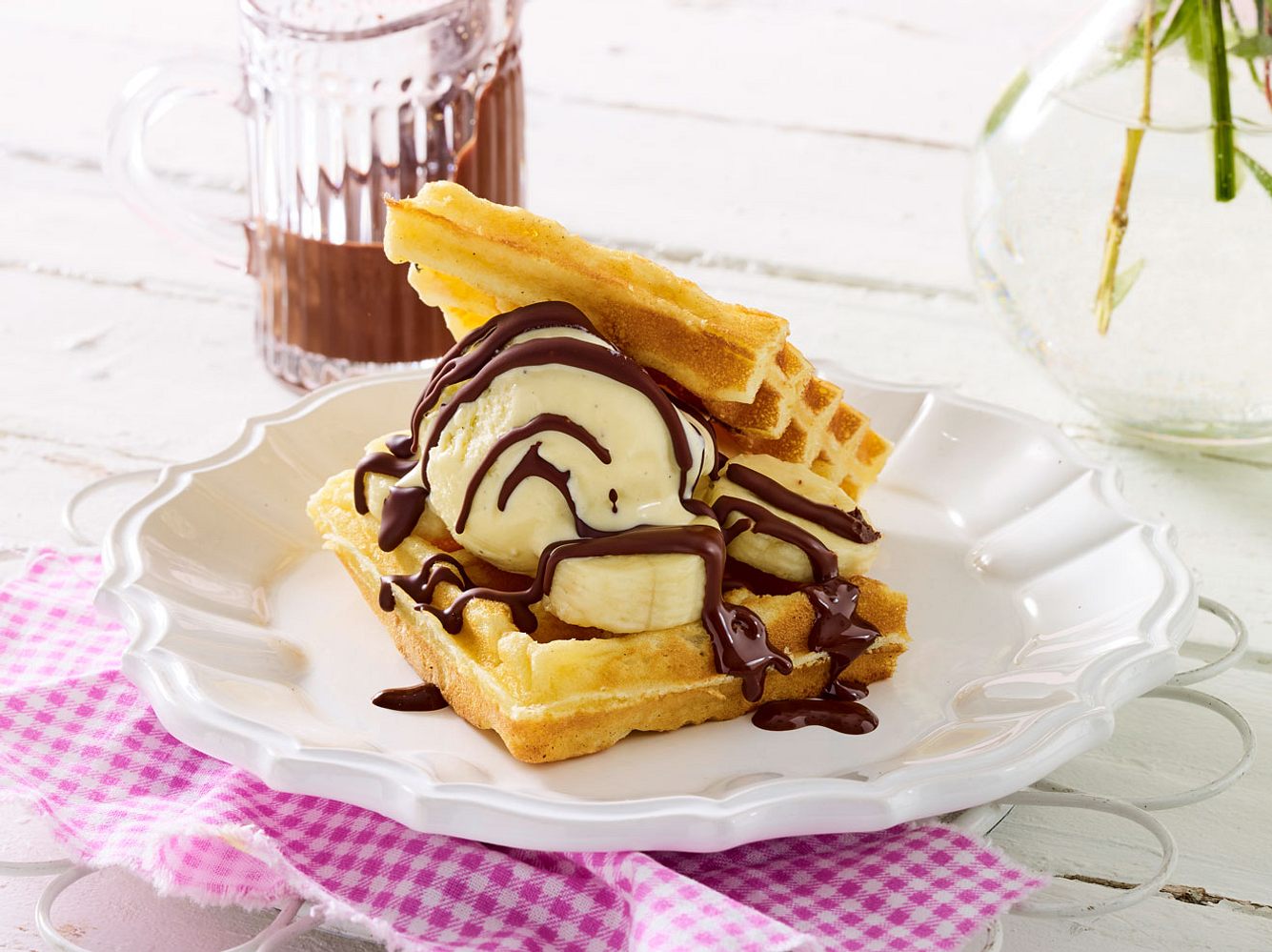 Dieser Bananen Split braucht Waffeln zum Glänzen. Dieser Bananen Split braucht Waffeln zum Glänzen.