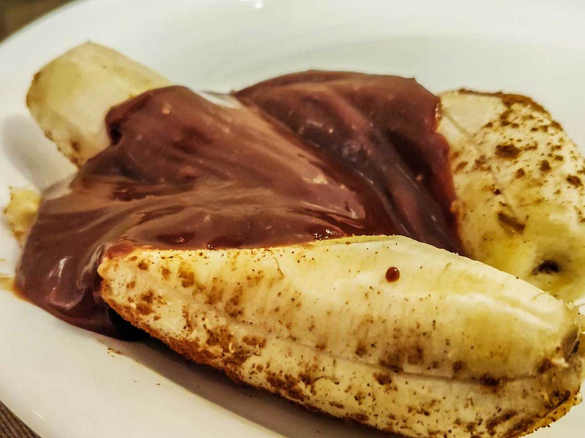 Das perfekte Dessert zum Grillen: Die Banane einfach mit Schokolade füllen und auslöffeln!