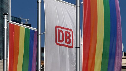 Mann oder Frau? Der Deutschen Bahn droht 250.000 € Strafe! - Foto: IMAGO / Ralph Peters