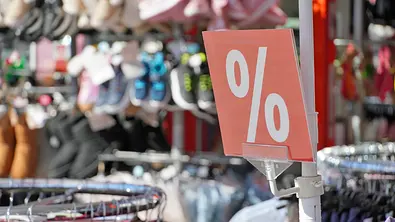 Rabattschild in einem Modegeschäft. - Foto:  IMAGO / CHROMORANGE