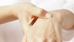 Die Finger schmerzen, die Gelenke fühlen sich steif an - Arthrose an den Händen ist besonders unangenehm. - Foto: iStock // temmuzcan