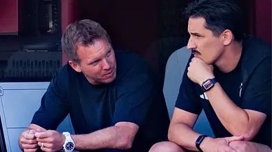 Julian Nagelsmann bespricht sich mit Co.-Trainer bei der FIFA Fußball Weltmeisterschaft 2026, Gruppe E, Spiel 2, Deutschland gegen die Elfenbeinküste am 20.06.2026 im Toronto Stadium. - Foto: IMAGO / Kirchner-Media Julian Nagelsmann bespricht sich mit Co.-Trainer bei der FIFA Fußball Weltmeisterschaft 2026, Gruppe E, Spiel 2, Deutschland gegen die Elfenbeinküste am 20.06.2026 im Toronto Stadium. - Foto: IMAGO / Kirchner-Media