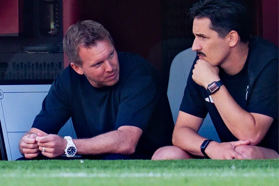 Deutschlands Aufstellung gegen Ecuador Julian Nagelsmann bespricht sich mit Co.-Trainer bei der FIFA Fußball Weltmeisterschaft 2026, Gruppe E, Spiel 2, Deutschland gegen die Elfenbeinküste am 20.06.2026 im Toronto Stadium.