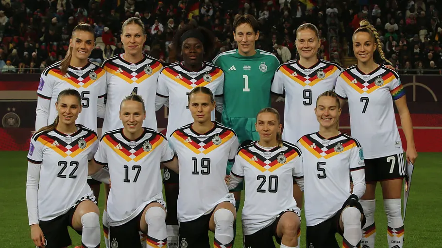 DFB-Frauen auf dem Fußballplatz.