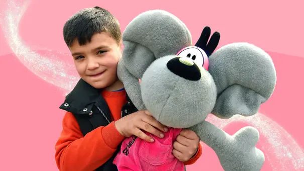 Ein kleiner Junge hält eine große Diddl Plüschmaus in den Händen - Foto:  IMAGO / Funke Foto Services / Kollage: wunderweib.de