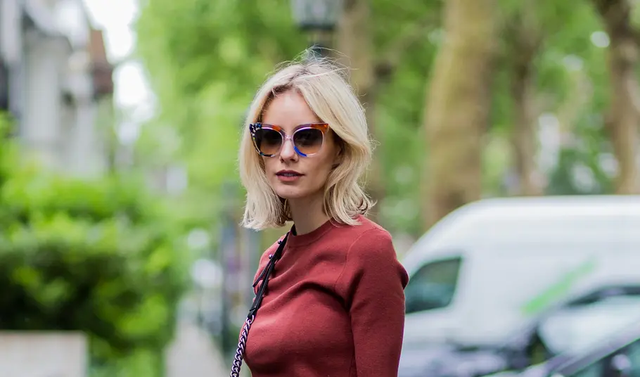 Ideal für feines Haar: Schulterlanger Flipped Bob mit Ghost Layers Die 7 schönsten Bob-Frisuren 2025 für Frauen mit feinem Haar und Brille