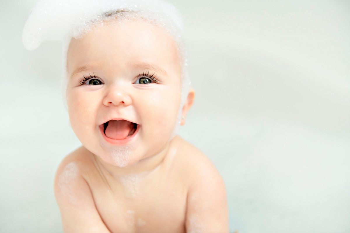 Baby in Schaumbad