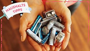 Nahaufnahme von verschiedenen Batterietypen in der Hand einer Frau. - Foto: CentralITAlliance / iStock