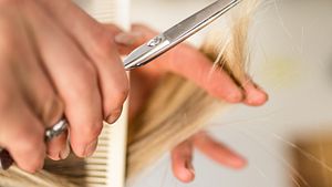 Frisuren für mittellanges Haar mit Pony und Brille: Drei pflegeleichte Styles und Schnitte - Foto: iStock via Getty Images/Su Arslanoglu