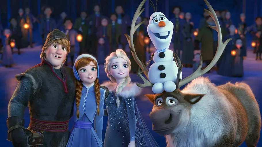 Die Eiskönigin – Olaf taut auf Kristoff, Anna, Elsa, Olaf und Sven stehen Arm in Arm und schauen freudig nach oben. Hinter ihnen ist das Volk von Arendel verschwommen zu sehen.