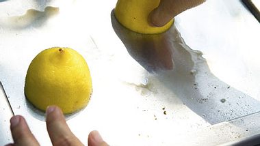 Zitronensaft kann helfen, den Backofen zu reinigen - aber stimmen auch die andern Mythen? - Foto: iStock