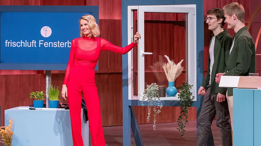 Janna Ensthaler steht neben Benedikt Hartmann und Lukas Benkhoff.